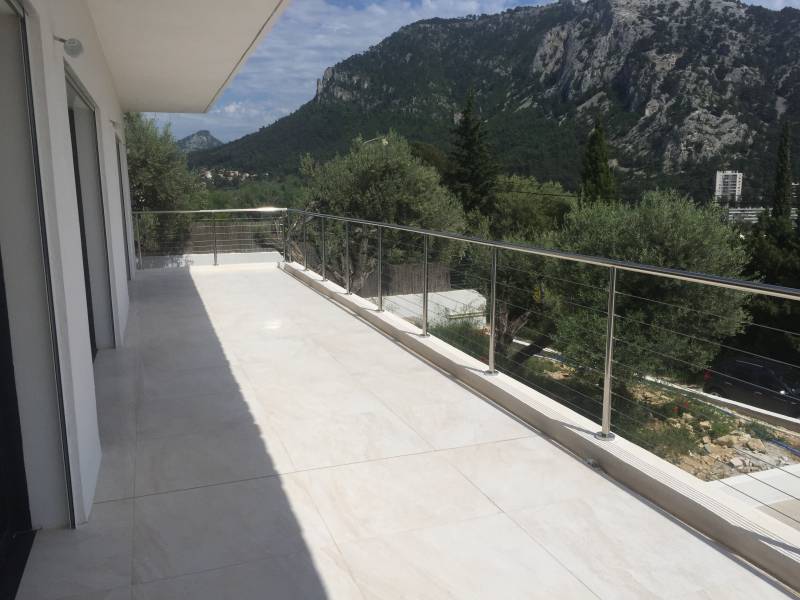 Une rambarde design en tube rond inox, qui non seulement sécurise mais apporte aussi une vraie plus-value à l’extérieur de la maison.