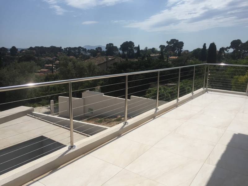 Vue panoramique avec une rambarde en inox câblé : l’alliance parfaite entre esthétisme et protection pour cette maison contemporaine.