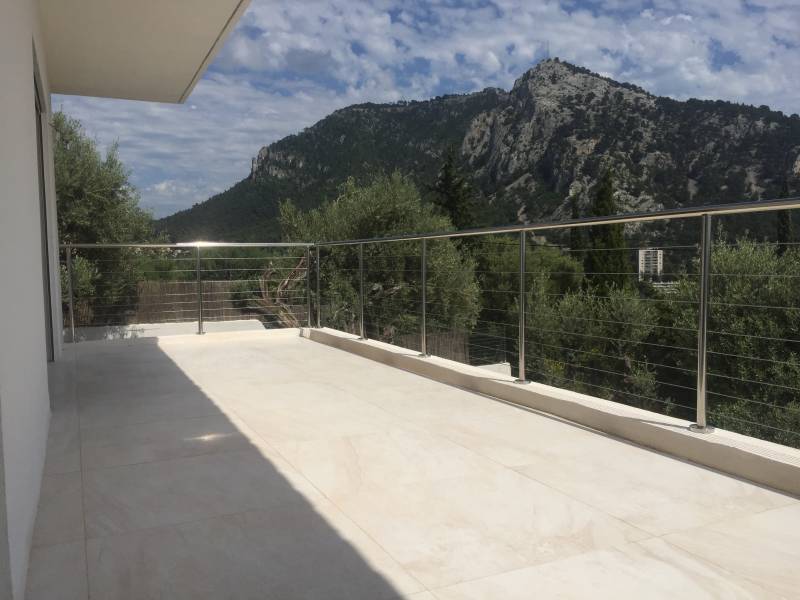 Vue panoramique avec une rambarde en inox câblé : l’alliance parfaite entre esthétisme et protection pour cette maison contemporaine.