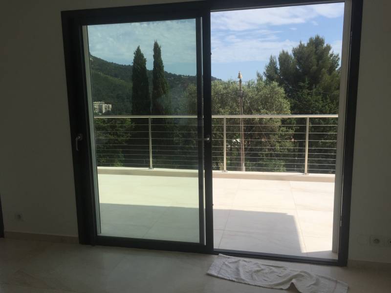 Rambarde en inox câblé protégeant une terrasse sur les hauteurs de Toulon.