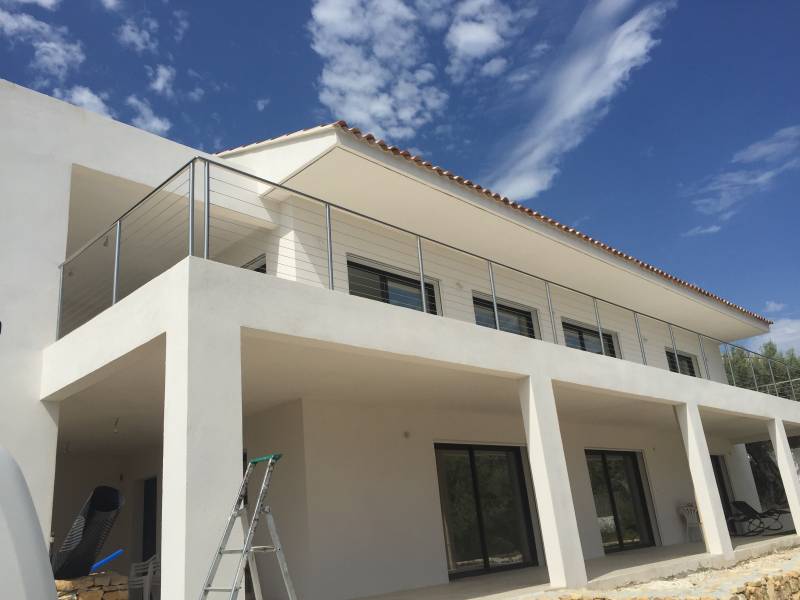 L’inox 316L poli brille sous le soleil, rehaussant le style de cette terrasse avec ses câbles finement espacés pour une touche d’originalité.