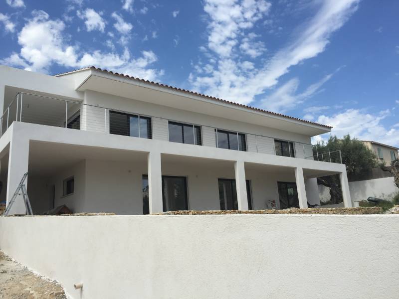 Maison avec rambarde en inox, offrant une protection et un design moderne.