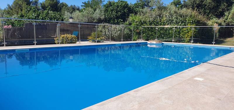 Sécuriser une piscine avec un garde-corps en verre La Cadière d'Azur