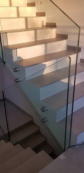 Garde-corps en verre clair trempé pour cage d'escalier à Hyères