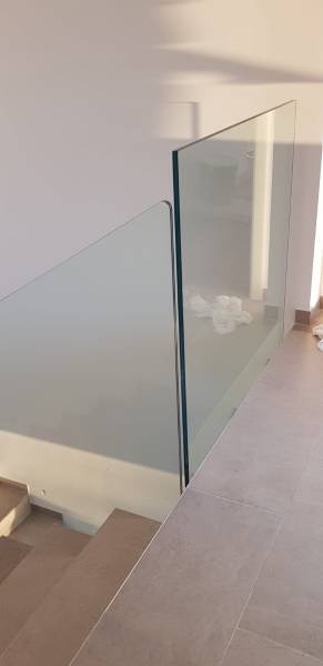 Garde-fou en verre clair sécurisé pour escalier à Hyères dans le Var