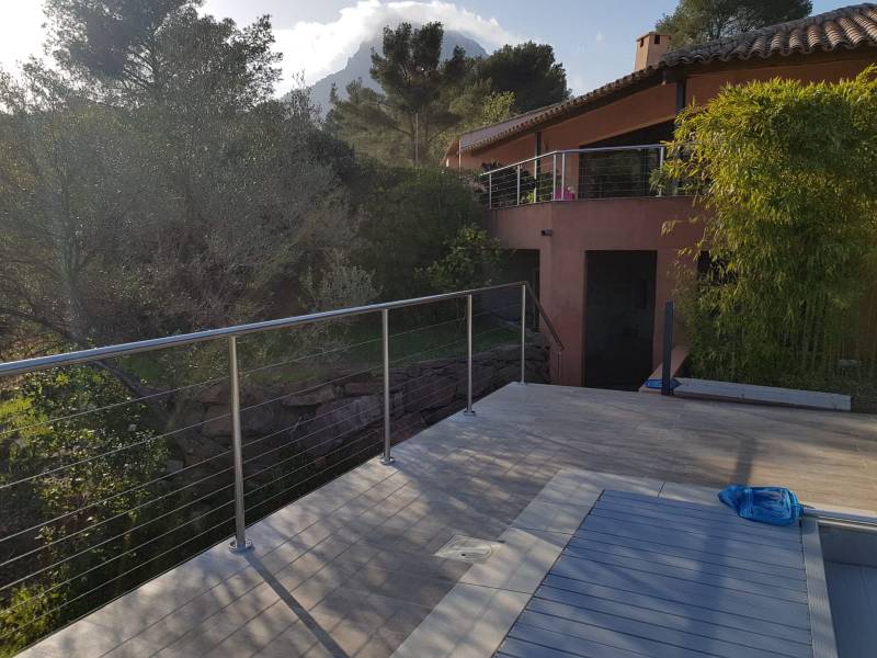 Garde-corps inox poli miroir à câbles posés à La Farlède dans le Var