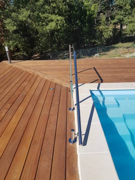 Rampe en inix poli pour sorie de piscine à Hyères dans le Var