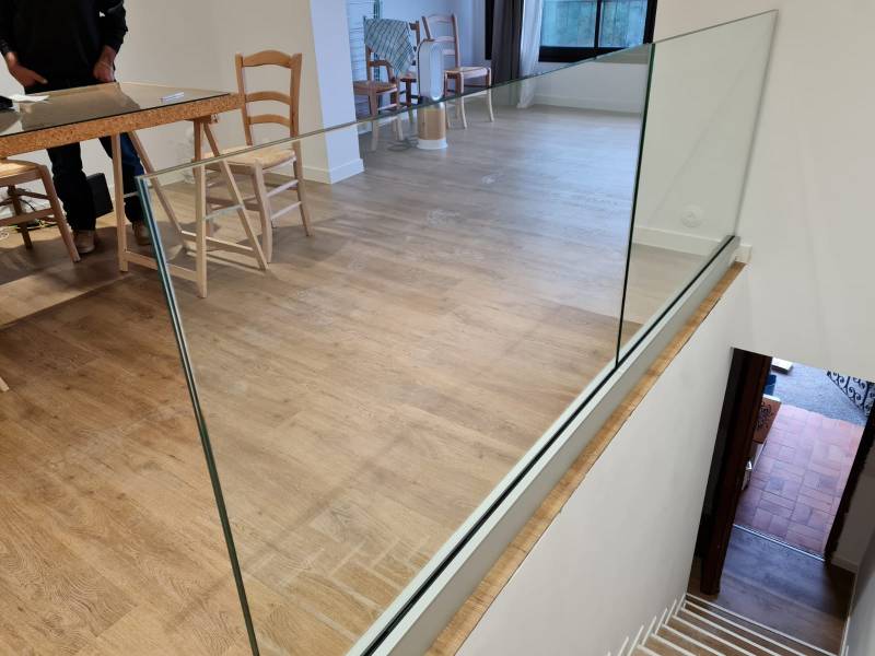 Fourniture et pose d'un garde-coprs en verre dans le Var à Sanary-sur-Mer