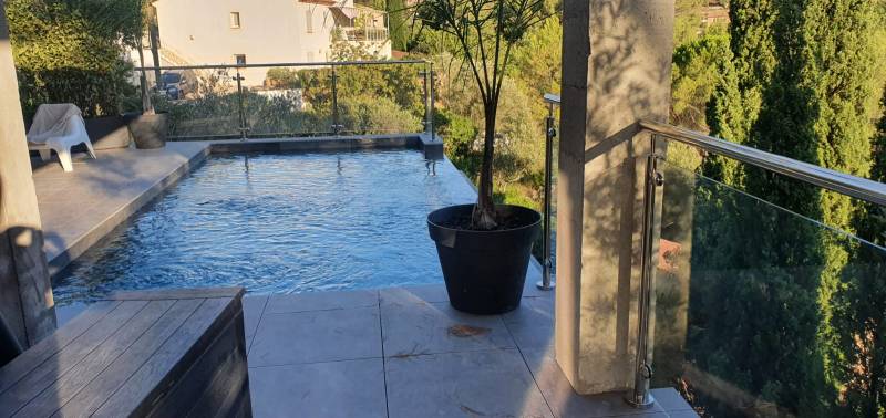 Garde-corps inox poli et verre pour terrasse et piscine à Solliès-Toucas