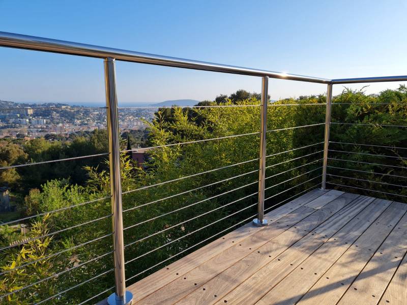 Pose d'une balustre en inox à câbles dans le Var