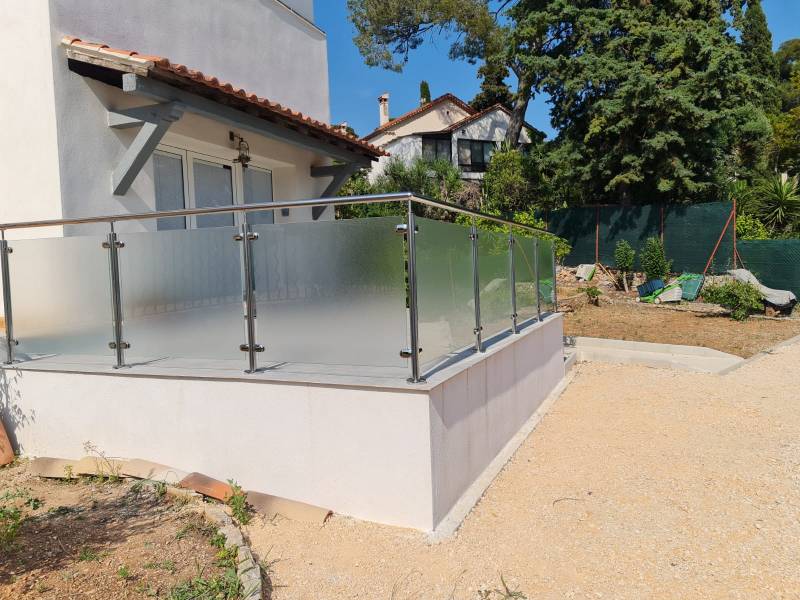 Protéger sa terrasse d'un garde-coprs inox verre dépoli à Carqueiranne