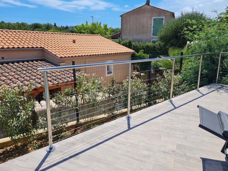 Pose d'un garde-corps en inox poli 316 près d'une piscine à La Crau