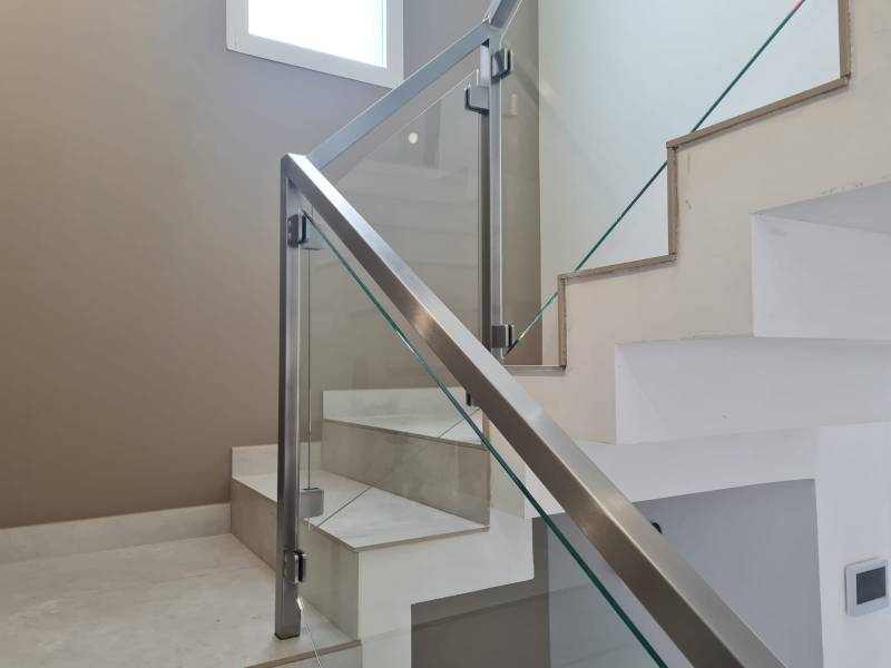 Balustre pour escalier tournant inox verre à Solliès-Pont