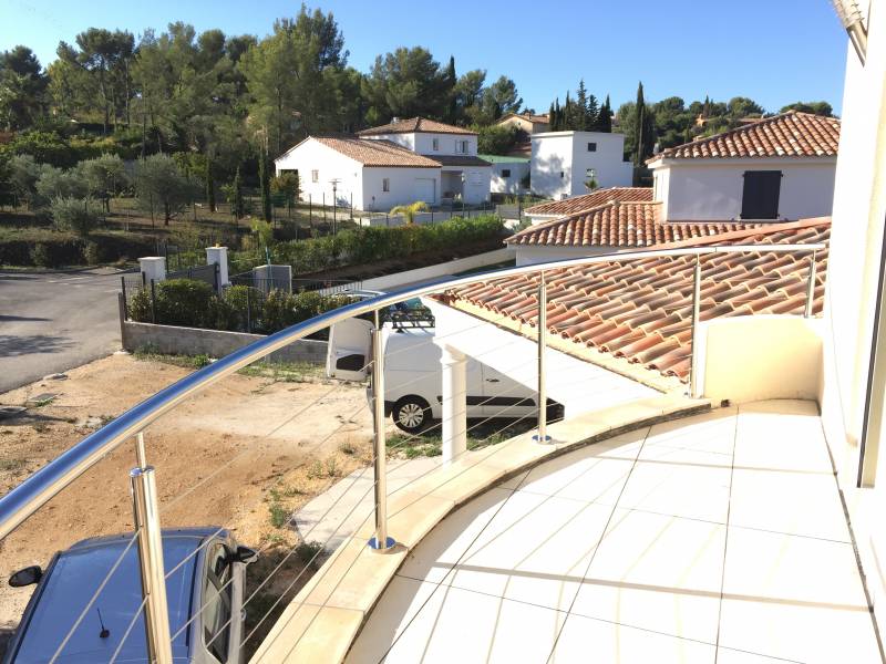 Installation de garde-corps en inox poli et câbles sur mesure pour balcon arrondi à Sanary