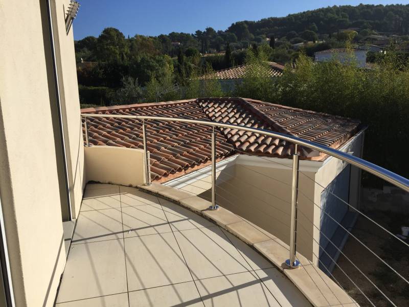 Installation de garde-corps en inox poli et câbles sur mesure pour balcon arrondi à Sanary