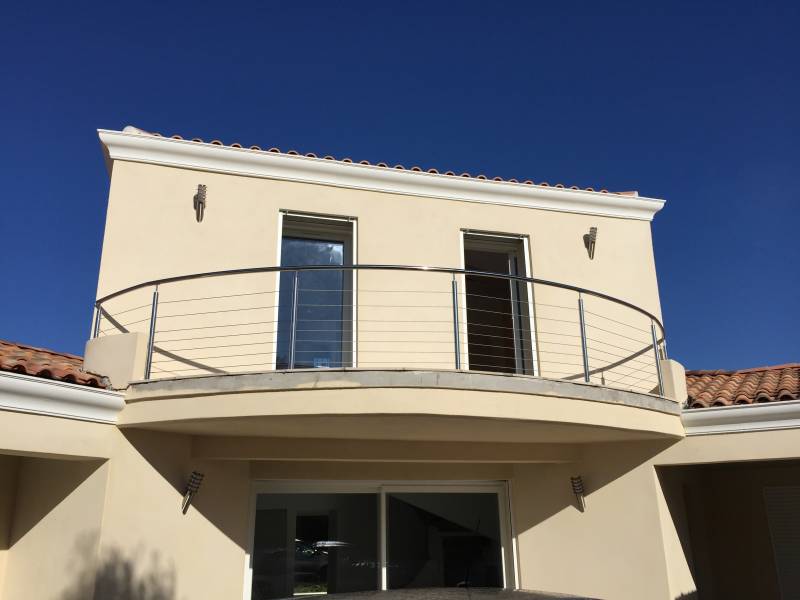 Réalisation d'un garde corps inox poli et câble sur mesure en arrondi d'un balcon a sanary près de Toulon