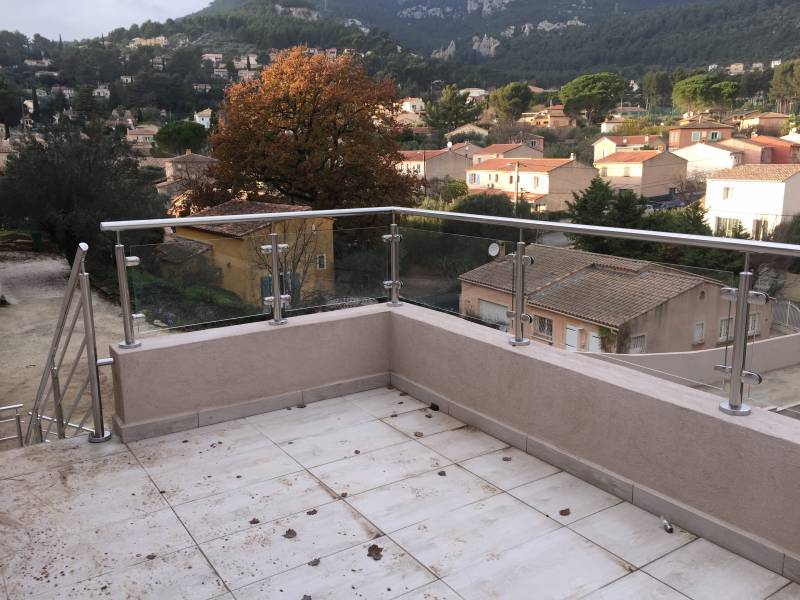 Installation de garde-corps en inox poli 316L avec verre sur acrotère à La Valette-du-Var