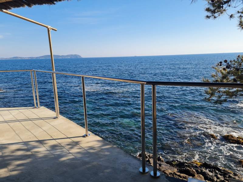 Garde-corps en inox poli et câble au Lavandou