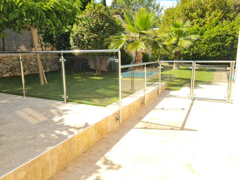 Portillon en verre à la Crau