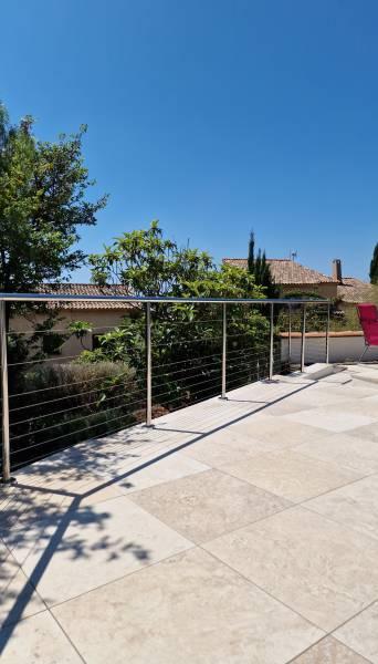 Sécurisation d'une terrasse avec piscine avec un garde-corps sur-mesure en inox poli et câbles à La Garde