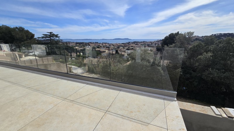 Garde-corps en verre : la solution élégante pour vos terrasses à Cuers