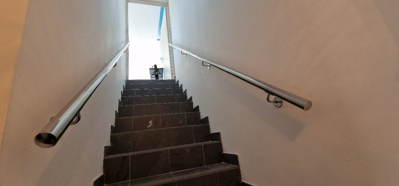 Conception et installation d'une main courante en inox pour l'escalier d'une maison située à La Garde