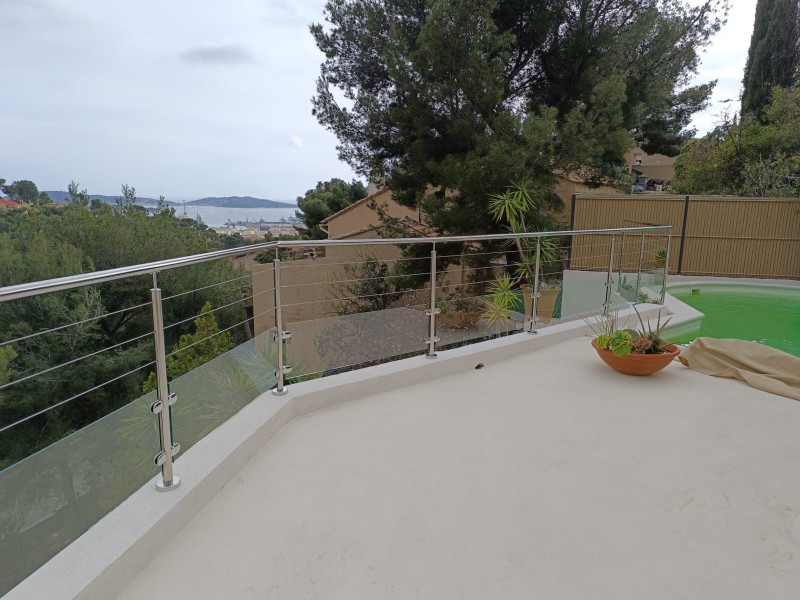 Garde-corps sur-mesure à Toulon : Expertise en fabrication et installation de garde-fous en inox poli, verre et câbles pour votre propriété