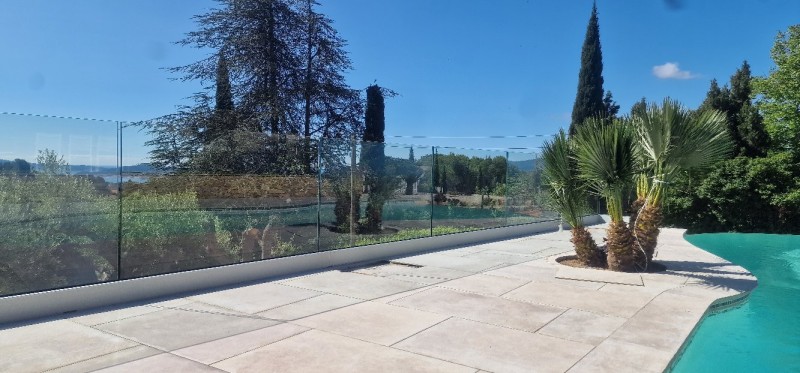  Installation d’un garde-corps en verre à La Valette-du-Var : sécurisez votre piscine pour un été en toute tranquillité