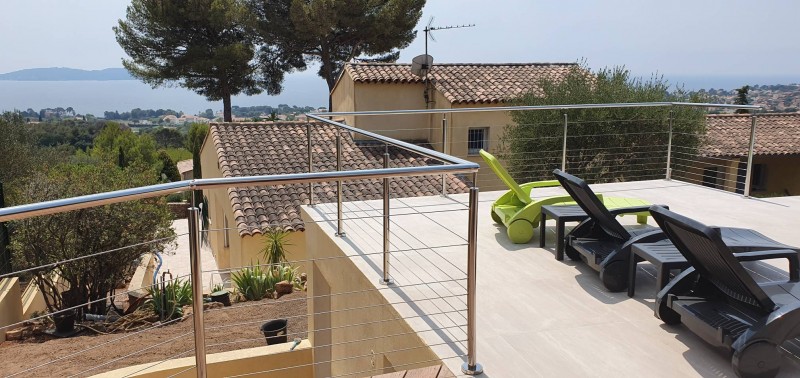 Brillance de l’inox poli miroir 316L reflétant la lumière du soleil au bord d’une piscine.