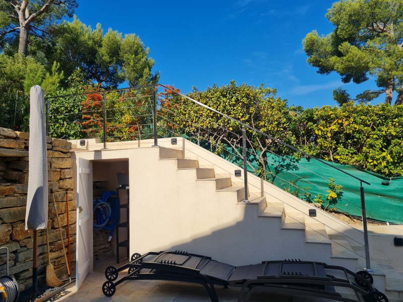Garde-corps en inox poli et câbles pour des escaliers à Cannes : sécurité et style avec SHM