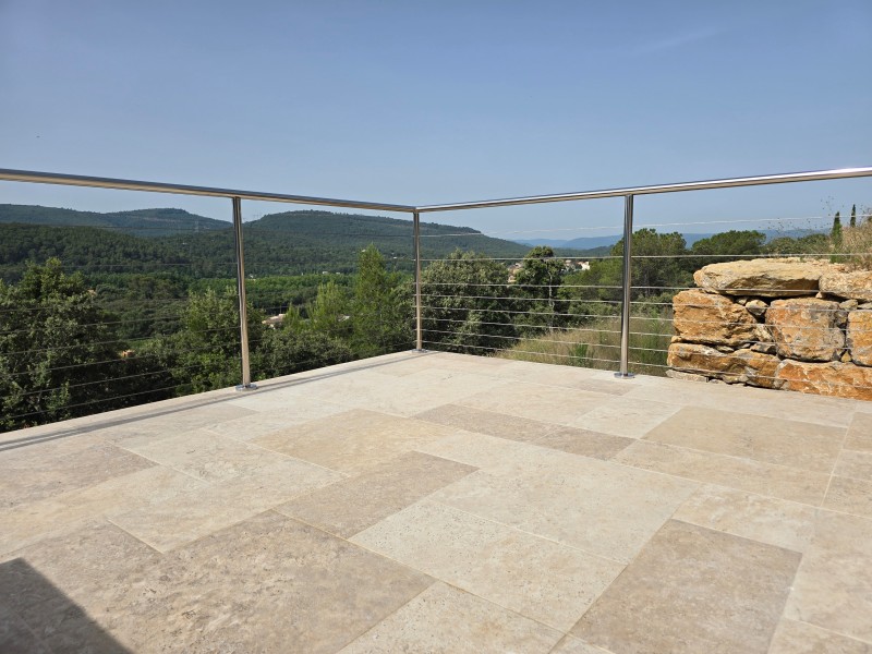 Installation d'un garde-corps en inox poli et câbles sur une terrasse à Hyères : Sécurité et esthétique au rendez-vous