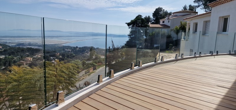 Expertise en fabrication et installation de garde-corps en verre sur pince et inox à Hyères : sécurité et élégance pour votre propriété