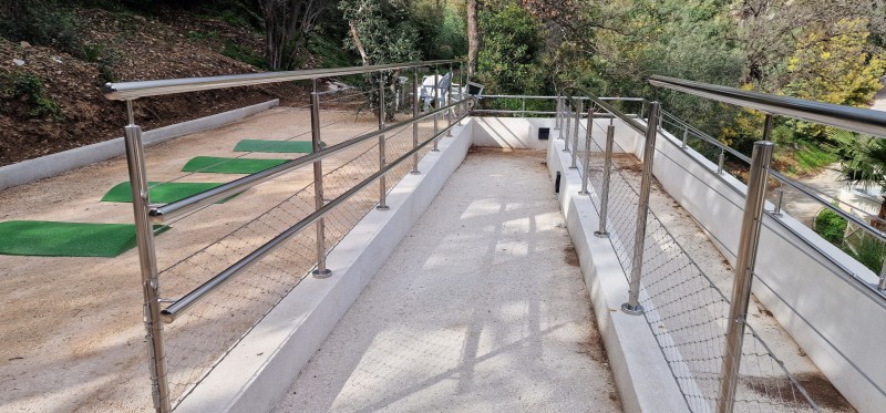 Garde-corps en inox poli et filet en inox sur-mesure à Sanary-sur-Mer : sécurité et esthétique pour votre propriété
