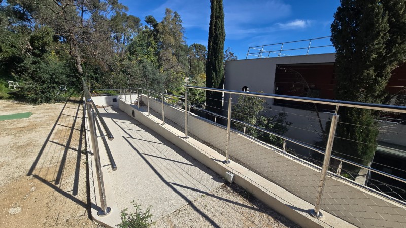 Garde-corps en inox poli et filet en inox sur-mesure à Sanary-sur-Mer : sécurité et esthétique pour votre propriété
