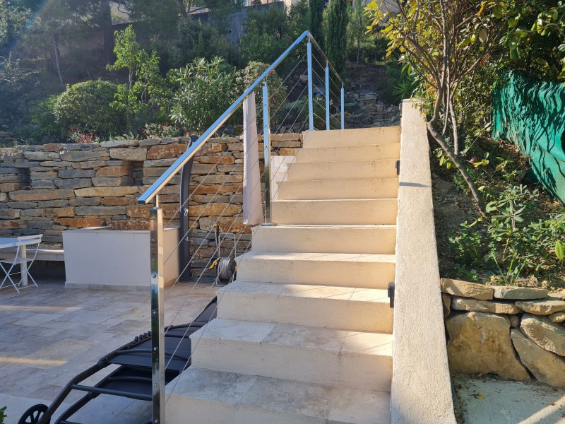 Garde-corps en inox poli et câbles pour des escaliers à Cannes : sécurité et style avec SHM