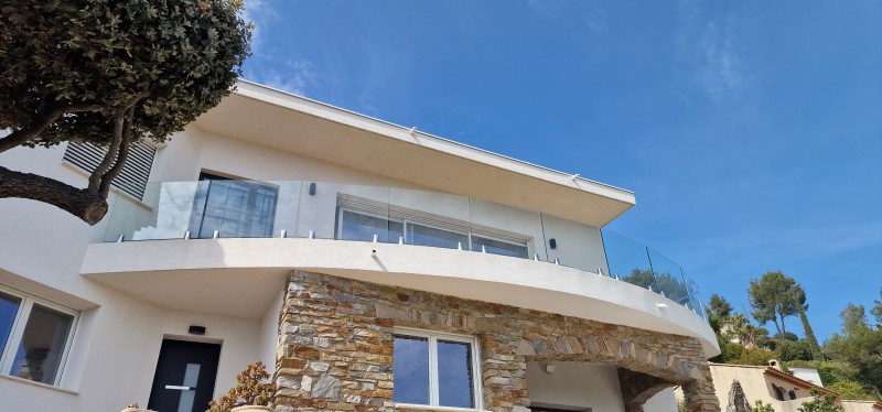 Expertise en fabrication et installation de garde-corps en verre sur pince et inox à Hyères : sécurité et élégance pour votre propriété