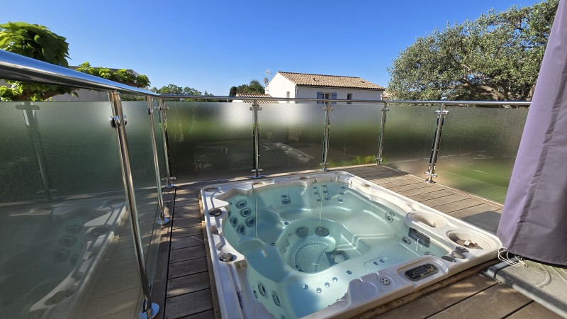 Garde-corps en inox poli et verre imprimé pour une terrasse élégante à Hyères