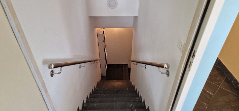 Conception et installation d'une main courante en inox pour l'escalier d'une maison située à La Garde