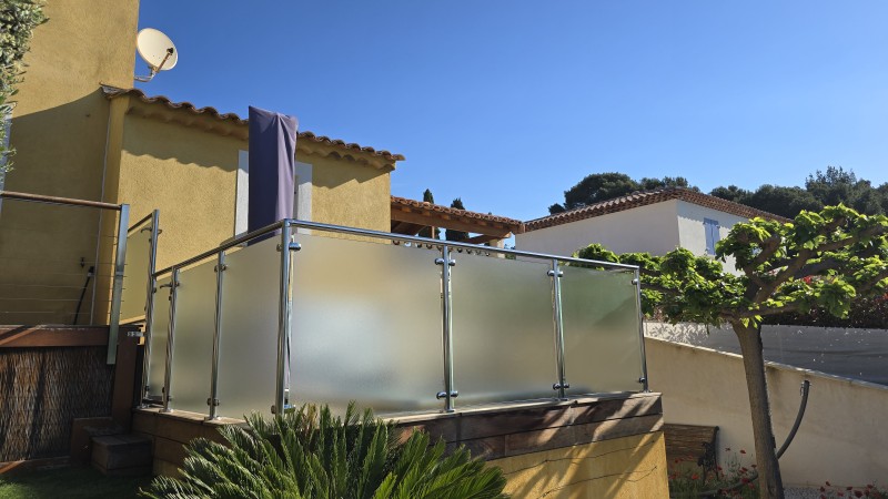 Un garde-fou robuste en inox et verre feuilleté pour un projet à Pierrefeu