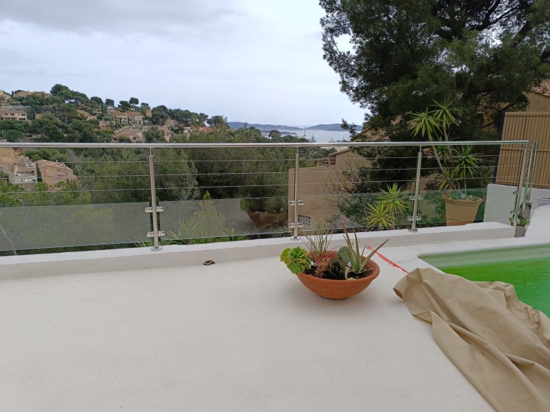 Garde-corps sur-mesure à Toulon : Expertise en fabrication et installation de garde-fous en inox poli, verre et câbles pour votre propriété