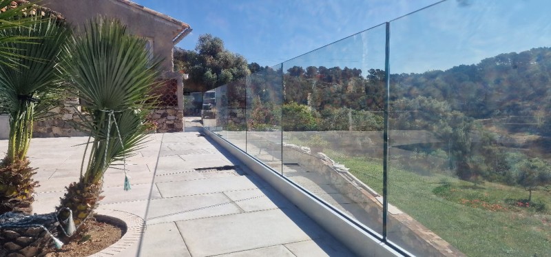  Installation d’un garde-corps en verre à La Valette-du-Var : sécurisez votre piscine pour un été en toute tranquillité