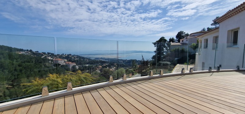 Expertise en fabrication et installation de garde-corps en verre sur pince et inox à Hyères : sécurité et élégance pour votre propriété