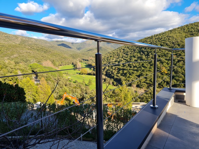 Garde-corps en inox poli et câbles à Hyères : expertise et sécurité avec SHM