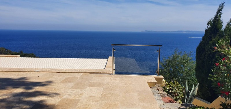 Fabrication sur mesure et pose sur terrasse d'un garde corps inox poli et verre à Hyères