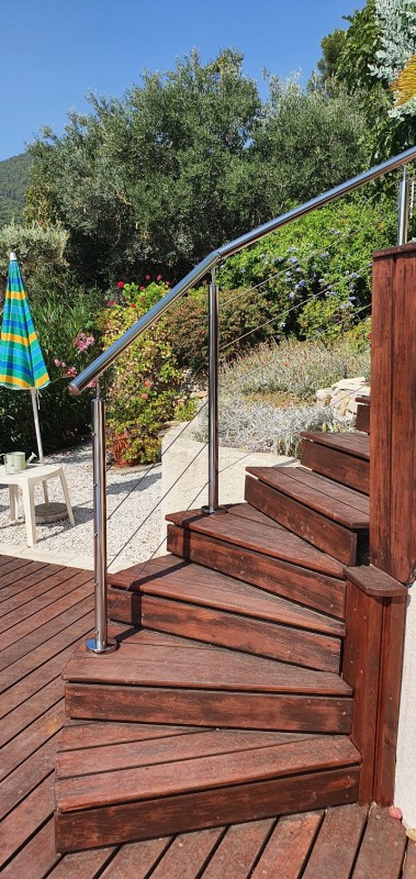 Installation d'une rampe d'escaliers en inox poli et câbles à Bandol : Découvrez l'expertise de SHM